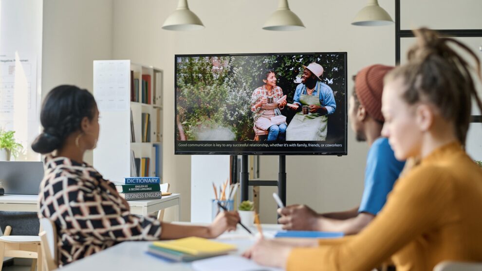 blog-mirroring-min How Screen Mirroring Technology Enhances Collaboration in Workspaces