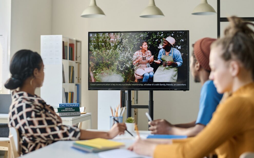 How Screen Mirroring Technology Enhances Collaboration in Workspaces